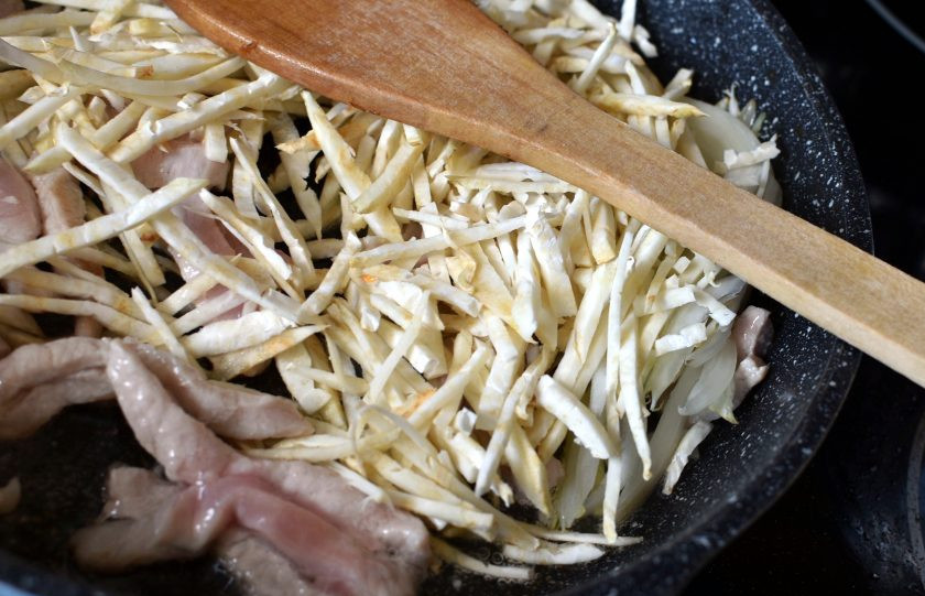 1. Этап. Свинина в сливках с корневым сельдереем: Разогрейте в сотейнике масло и выложите мясо. Дайте чуть схватиться корочке снизу, выложите сверху сельдерей и лук. Через пару минут перемешайте и жарьте еще минут 5.