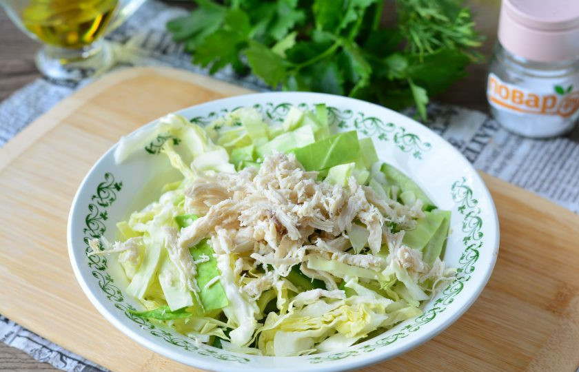 1. Этап. Салат с курицей и белокочанной капустой: Отварное куриное филе нарежьте мелкими кусочками и всыпьте в салат.