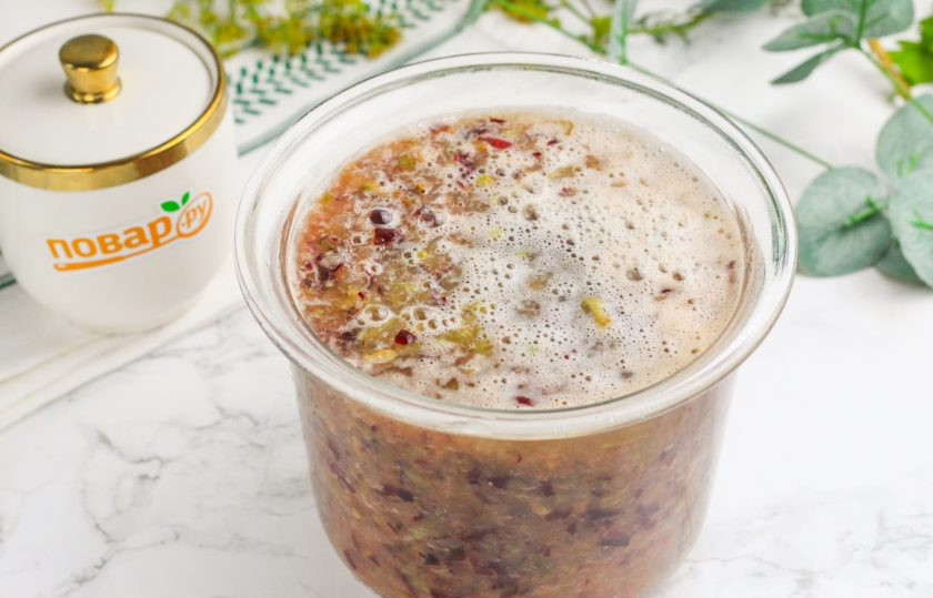 1. Этап. Рецепт вина из винограда в домашних условиях: Перелейте ароматную массу в высокую емкость. По желанию можно добавить 100 мл. воды на 1 кг. ягод. Накройте емкость марлей или тканью и оставьте на 3-4 дня. Сусло перебродит и жмых поднимется вверх.