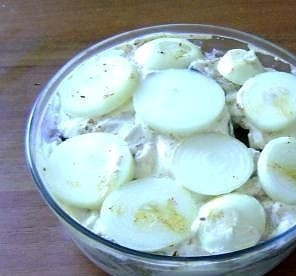 1. Этап. Шашлык из сома: Стейки складываем в глубокую посуду, добавляем сметаны, крупно нарезанный лук, а также маринующийся лук. Все хорошо перемешиваем руками и, накрыв крышкой, отправляем мариноваться в прохладное место на 40 минут.