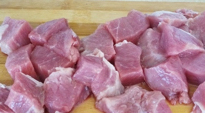1. Этап. Мясо с грибами под соусом: Свинину промойте, обсушите. Нарежьте её небольшими кубиками.