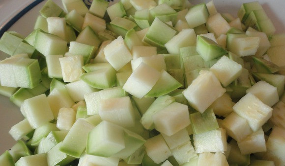 1. Этап. Кабачок по-итальянски: 1. Кабачок моем и мелко нарезаем.