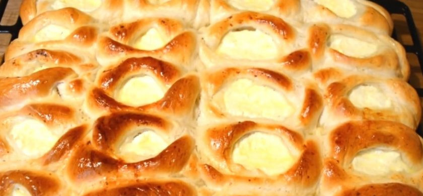 1. Этап. Открытые пирожки с творогом: 8. Смажьте пирожки взболтанным с небольшим количеством молока яйцом. Выпекайте в разогретой до 180 градусов духовке 45-50 минут. Приятного аппетита!