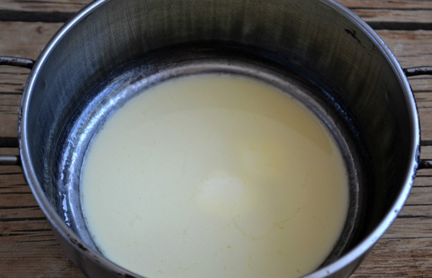 1. Этап. Торт из заварного теста с фруктами: Маргарин растопите на медленном огне или на паровой бане. Затем влейте воду. Когда жидкость снова закипит, всыпьте муку, постоянно и энергично помешивая ложкой.