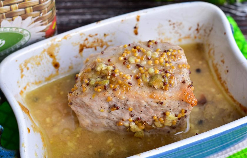 1. Этап. Запеченное мясо на Новый год: Через 60 минут снимите фольгу и отправьте мясо в духовку еще на 10 минут.