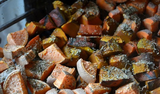 1. Этап. Гречневая каша с запечёнными овощами: Запечь при 180° в течение 45 минут. Ориентируйтесь на мощность своей духовки. Готовность определяется мягкостью овощей.