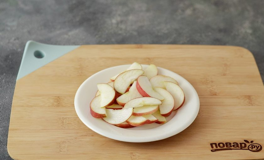 1. Этап. Чай с шиповником и облепихой: Нарежьте яблоко на ломтики.