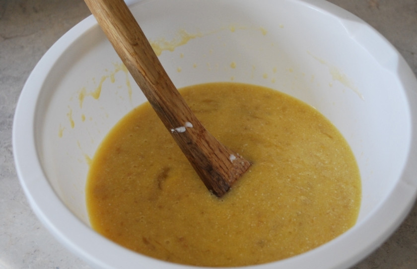 1. Этап. Тортик на кефире: 1. Яйца взбиваем до одноростости с сахаром. Добавим еще сюда сахар и яблочное пюре, а также ваниль и кокосовый экстракт. В отдельной посуде смешаем кефир и соду - оди должны вступить в реакцию.