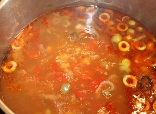 1. Этап. Солянка с креветками: 17. Дайте почти закипеть солянке.