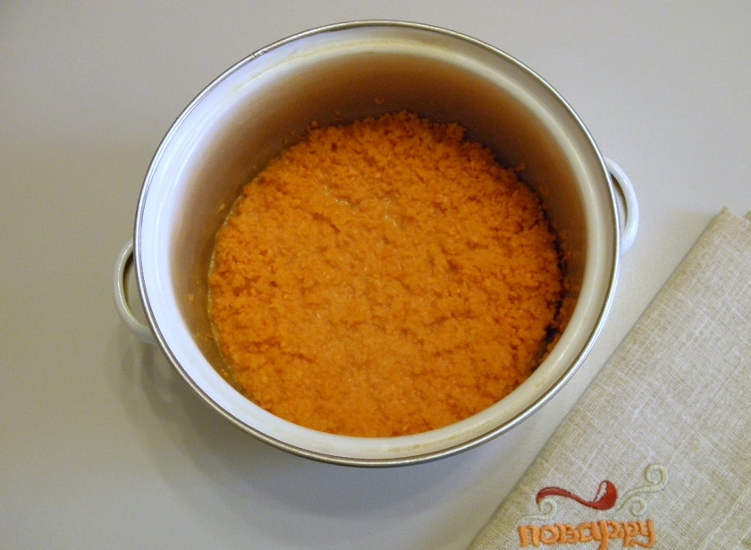 1. Этап. Морковные котлеты с сыром: Залейте молоком и отправьте на плиту варится до мягкости моркови. За время варки всё молоко должно выпарится.