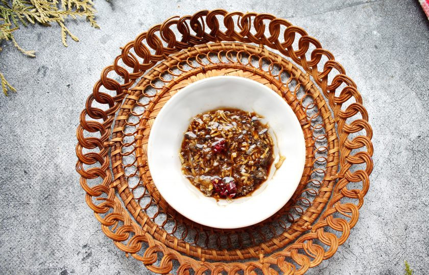 1. Этап. Кальби: Репчатый лук и чеснок почистите и мелко порежьте, выложите в миску. Влейте соевый соус, вино, масло, измельченный имбирь, сахар и мелко нарезанный чили, перемешайте.