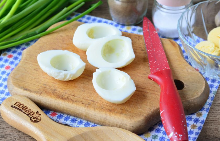 1. Этап. Яйца фаршированные орехами: Отделите желтки в отдельную емкость.