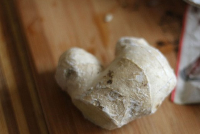 1. Этап. Рагу из баранины в мультиварке: Затем добавьте тертый имбирь.