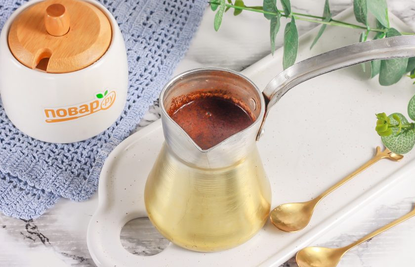 1. Этап. Кофейный гоголь-моголь: Всыпьте кофе в турку, влейте воду и заварите ароматный кофе в течение 2-3 минут. Остудите кофе примерно 15-20 минут.