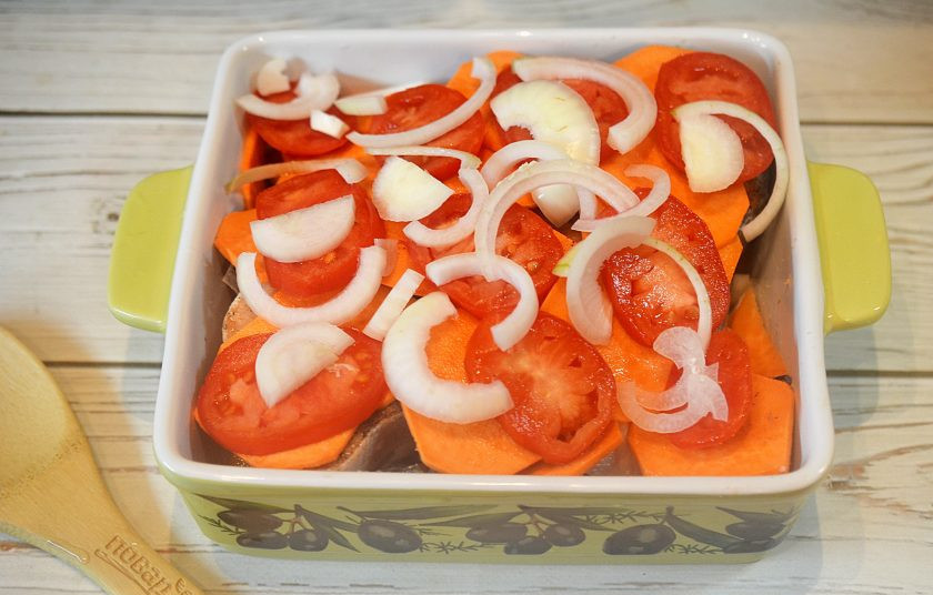 1. Этап. Лосось, запеченный с овощами: 10. Затем оставшийся лук.