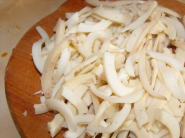 1. Этап. Салат из пекинской капусты с кальмарами: Затем остывшие кальмары нарезаем тонкой соломкой или колечками.