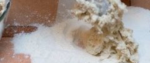 1. Этап. Фарш для пельменей: Выкладываем загустевшее тесто для вымешивания, поверхность надо предварительно посыпать мукой.