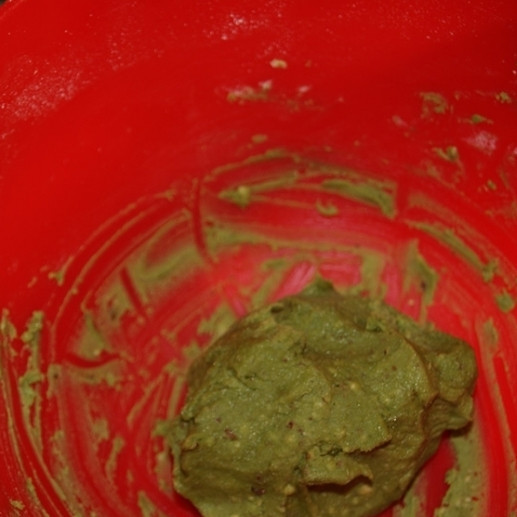 1. Этап. Печенье с зеленым чаем: Достаточно одной минуты, чтобы у вас получилось однородное и достаточно мягкое тесто.