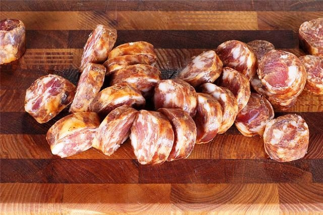 1. Этап. Слоеная капуста по-трансильвански: Копченые колбаски нарезаем кружочками.