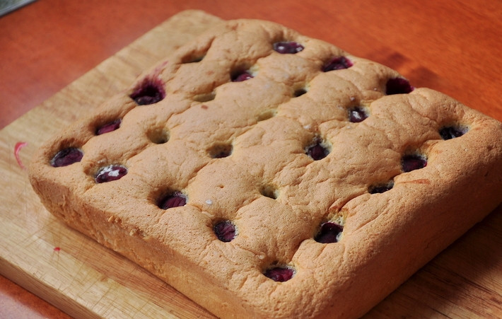 1. Этап. Бисквитный пирог: 9. Полностью остывший пирог покройте ровным слоем глазури и оставьте до застывания.