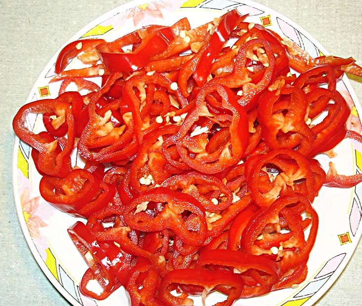 1. Этап. Греческий салат с помидорами: Сладкий перец очистить от семян и плодоножки. Нарезать произвольно - колечками, полосками или квадратиками.