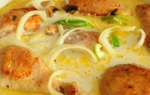 1. Этап. Курица по-английски: Теперь вливаем в сковороду молоко и ждем, пока оно закипит. После закипания накрываем сковороду крышкой и готовим курицу 25-30 минут на медленном огне.