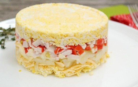 1. Этап. Слоеный салат с крабовыми палочками: 6. Вот такой вариант, как сделать слоеный салат с крабовыми палочками. Сверху можете добавить немного измельченной зелени. Приятного аппетита!