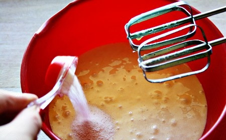 1. Этап. Тортик с клубникой: 9. И разрыхлитель. Снова взбейте.