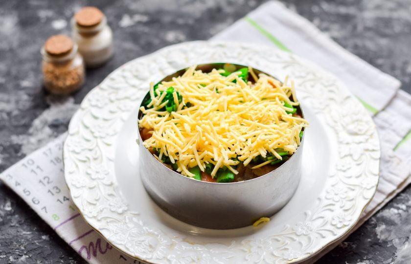 1. Этап. Салат Мимоза с красной рыбой: Следом выложите натертый мелкой стружкой твердый сыр.