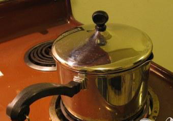 1. Этап. Желе из свежих киви с ревенем: 4. Сложите киви, ревень, лимонный сок, яблочный уксус и соль в кастрюльку с толстым дном. Добавить половину сахара и тщательно размешать, поставить на медленный огонь. Когда смесь разогреется и станет однородной, добавить оставшийся сахар и кардамон, если вы решили его использовать. Кипятите еще 20 минут на медленном огне, постоянно помешивая, пока смесь выпарится и загустеет.