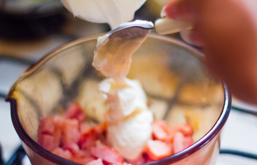 1. Этап. Тальятелле карбонара: Жарим бекон три минуты. Затем добавляем к нему сливки.