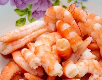 1. Этап. Салат Розовый фламинго: Затем креветки очищаем и поливаем лимонным соком. Несколько креветок отложите для украшения салата.