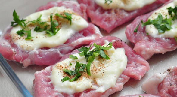 1. Этап. Мясо по-французски без майонеза: 3. Небольшое количество соуса выложить на мясо, распределив по всей поверхности. Добавить немного свежей зелени и специй по вкусу. При желании можно дополнить блюдо 1-2 зубчиками выдавленного через пресс чеснока.