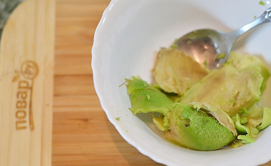 1. Этап. Паштетный салат из авокадо и риса: Мякоть авокадо выскребите ложкой, добавьте лимонный сок и разомните.