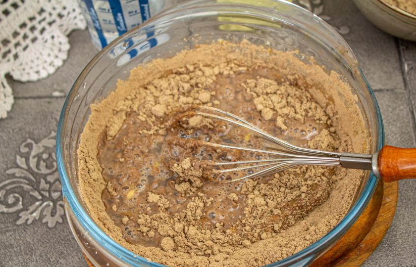 1. Этап. Льняной кето-хлеб: Влейте воду комнатной температуры, перемешайте тесто.