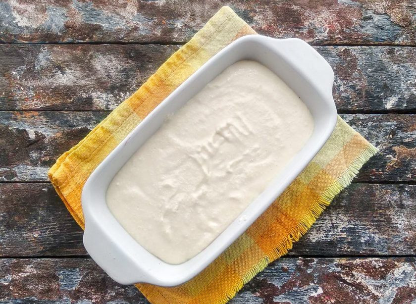 1. Этап. Творожная запеканка с печеньем: Сверху вылейте творожную массу.