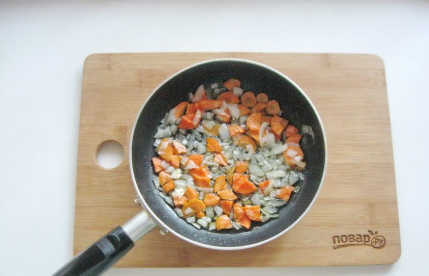 1. Этап. Гречневый суп с помидорами: Налейте подсолнечное масло и пассеруйте овощи в течение 7-8 минут на небольшом огне.