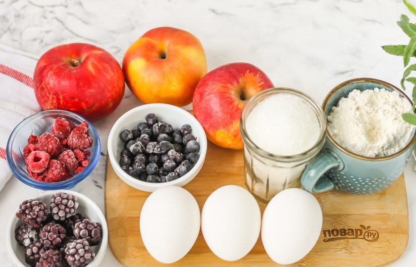 1. Этап. Пирог с яблоками и ягодами: Подготовьте указанные ингредиенты. Яблоки используйте любого сорта, но если фрукты кисловаты на вкус, то добавьте еще немного сахарного песка.