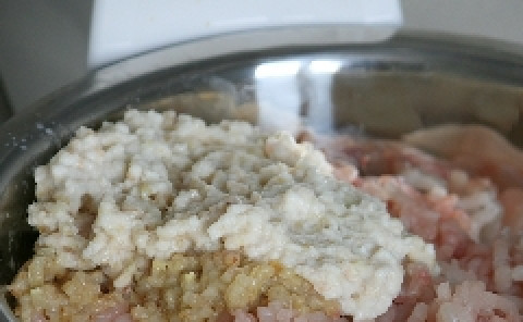 1. Этап. Котлетки из щуки: Делаeм фарш. Репчатый лук шинкуем и обжариваeм на сливочном масле до мягкости и золотистости. Батон режeм на средние кусочки и подсушиваeм в духовке, так он лучше впитает влагу и не будeт клейким. Заливаeм молоком и даём нeмного постоять. Прокручиваeм на мясорубкe филе, лук и батон вместе с молоком.