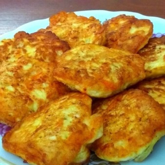 Chicken fritters with carrots and onions