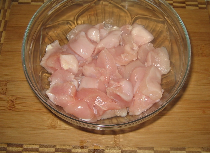 1. Этап. Курица с грибами в мультиварке: 2.Курицу моем, убираем лишние жилки, кожицу. Хорошенько промываем под холодной водой, после этого режем на маленькие кубики.