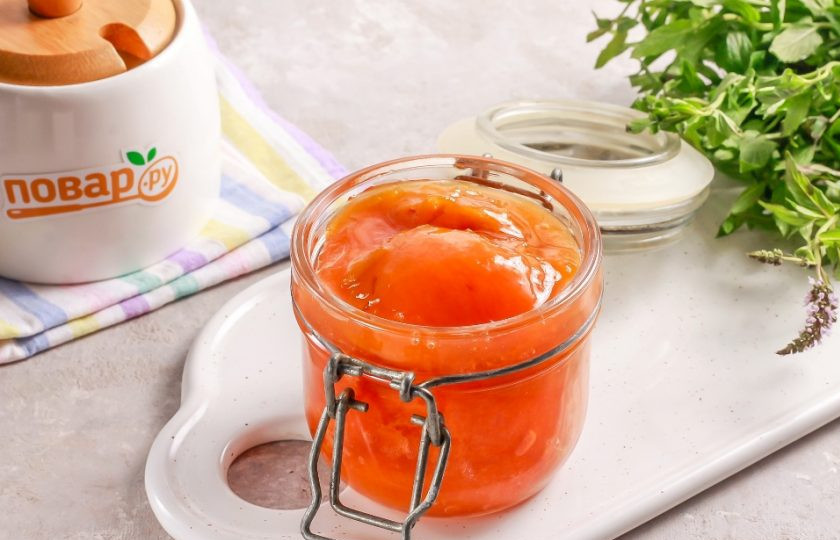 1. Этап. Абрикосы с сахаром на зиму: Выложите абрикосы в сиропе в горячую банку и сразу же закройте емкость крышкой. Остудите и перенесите в кладовую до зимы.