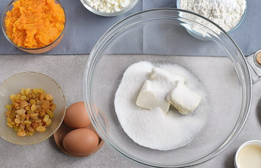 1. Этап. Пирог из тыквы в мультиварке: Отложите одну столовую ложку сахара в творог. Взбейте масло с сахаром до пышности.