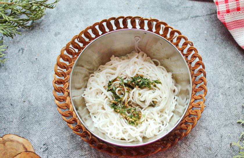 1. Этап. Салат из рисовой лапши с креветками: Лапшу выложите в салатник и добавьте заправку, перемешайте.