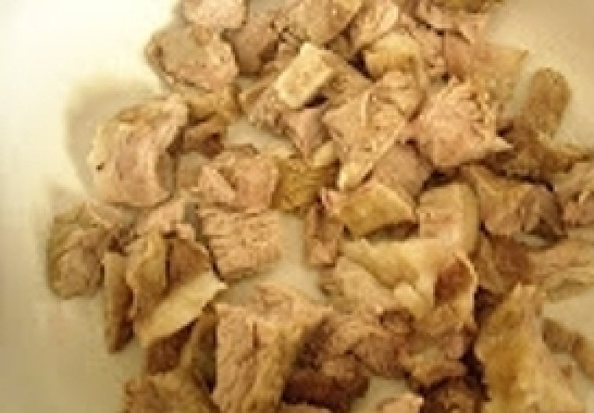 1. Этап. Салат с языком и помидорами: Когда говяжий язык приготовлен, ссыпаем кубики мяса в миску, где будет готовиться салат.