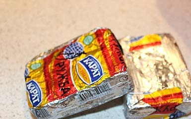 1. Этап. Сырный крем-суп с шампиньонами: 2. Плавленые сырки нарежьте мелкими кубиками и отправьте в кипящую подсоленную воду. Убавьте огонь до минимума и оставьте томиться, периодически помешивая.