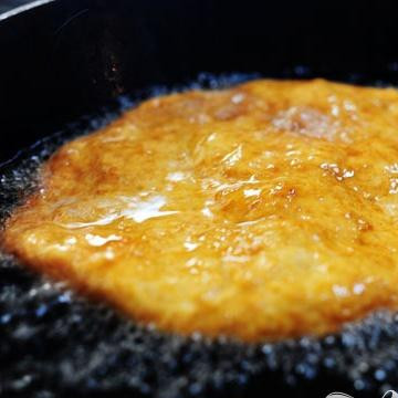 1. Этап. Хлеб индийский: 5. Поместить хлеб в сковороду и обжарить с одной стороны до золотистого цвета, около 1 минуты.