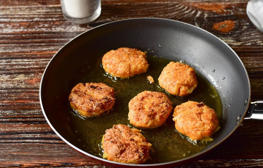 1. Этап. Постные котлеты из манки: Жарьте котлеты на умеренном огне по 2-3 минуты с каждой стороны.