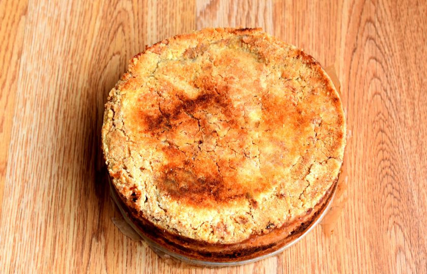 1. Этап. Насыпной пирог с творогом и яблоками: Выпекайте пирог в прогретой до 200 градусов духовке 20 минут, затем убавьте температуру до 170 градусов и накройте пирог фольгой. Пеките около часа. Снимите фольгу, при необходимости, подрумяньте верх пирога под грилем.