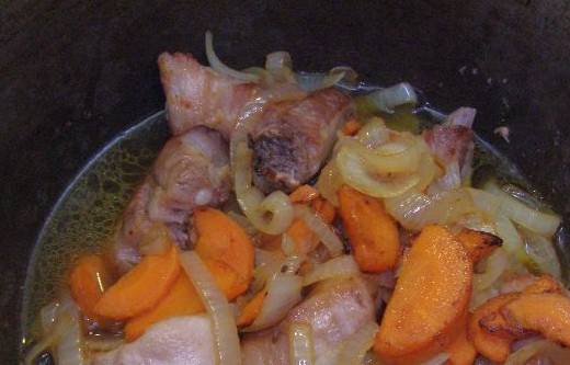 1. Этап. Свиные ребра, тушенные с картошкой: Добавьте лук с морковью к ребрышкам, налейте немного кипяченой воды, добавьте соль, тушите под крышкой приблизительно 20 минут.